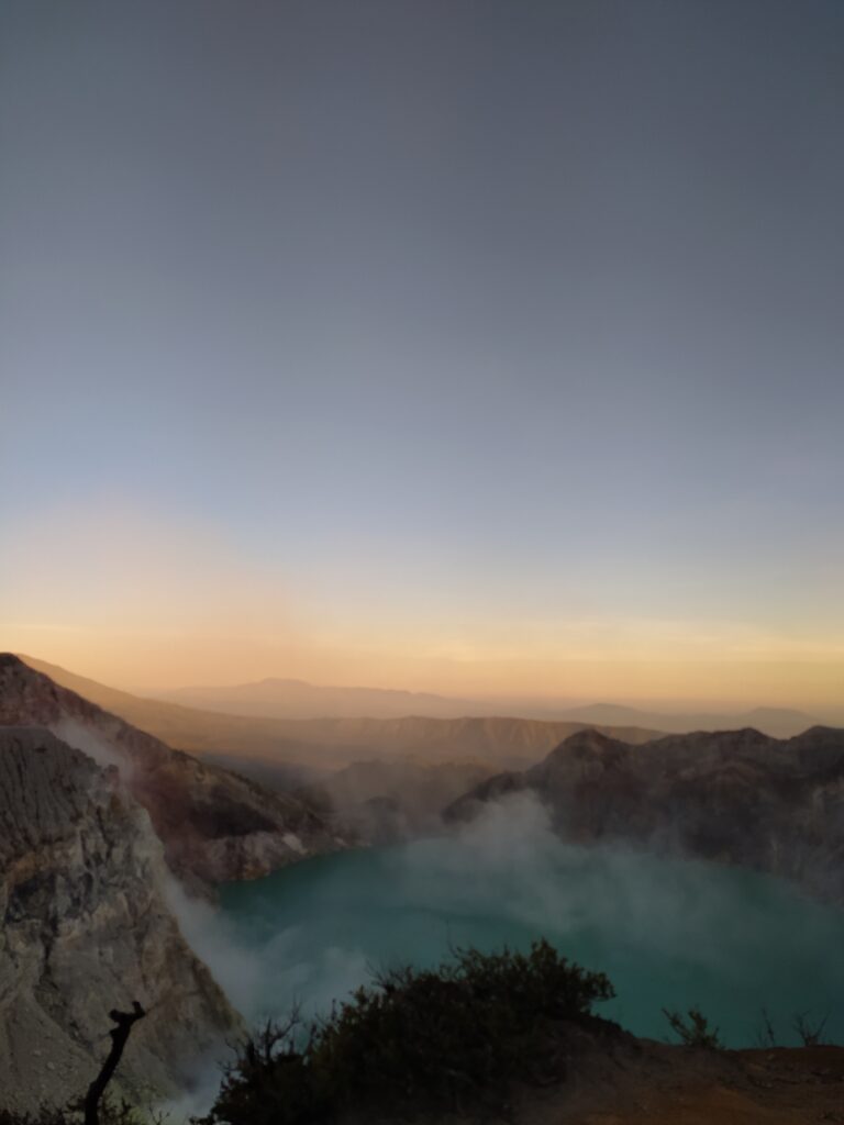 Uji Ketangguhan Vorlube MPT2 Mendaki Kawah Ijen