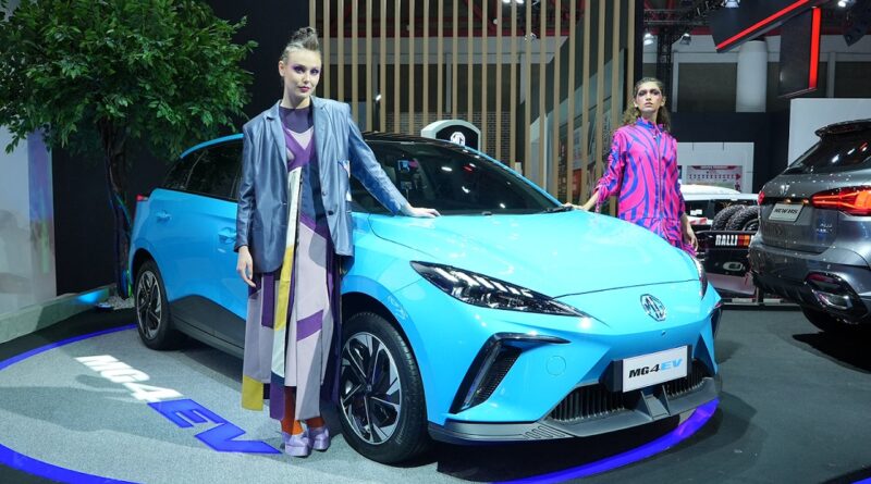 Fitur V2L MG4 EV Mampu Charge E-bike dan Camping Tool Darurat