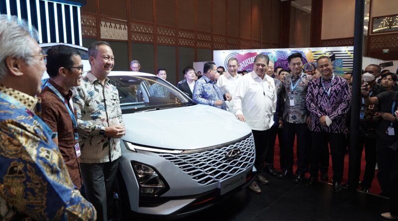 Tatapan Tak Kedip  Airlangga Hartarto Menuju Chery OMODA 5 GJAW