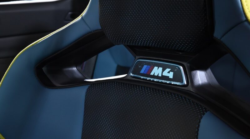Interior BMW M4 Convertible Bernuansa Balap Dengan 6-point Seatbelts