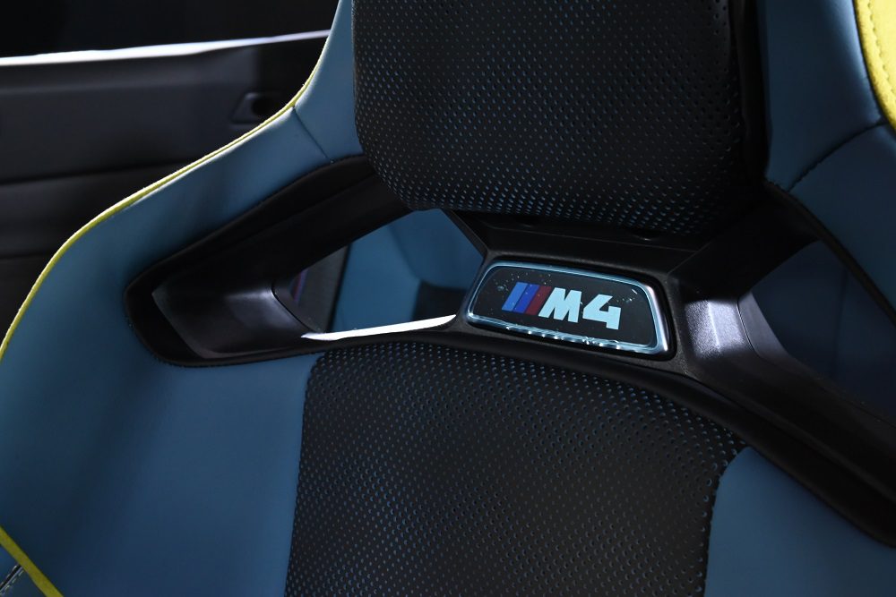 Interior BMW M4 Convertible Bernuansa Balap Dengan 6-point Seatbelts