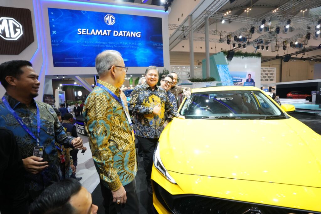 Airlangga Hartanto dan Agus Gumiwang, Duo Menteri Tersihir MG di GIIAS 2023