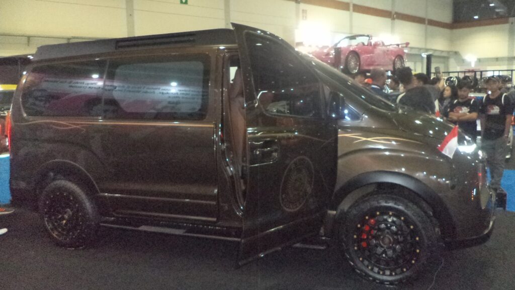 Hyundai H-1 RI-1 Concept VS Hyundai H-1 VIP Style