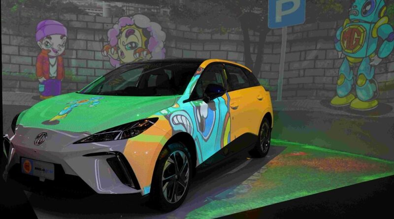 MG Art Installation : Seni Instalasi Melukis Mobil Listrik Dengan Cahaya Proyektor