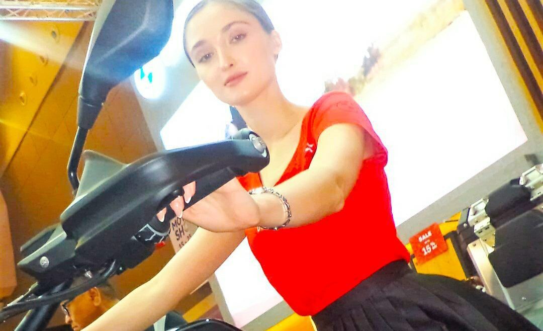 SPG Mobil Cantik Manis Tersisa di IIMS 2024