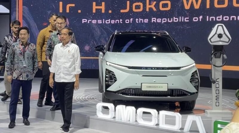 Jokowi Puji Desain Chery Omoda E5 Sebagai Mobil Listrik Futuristik