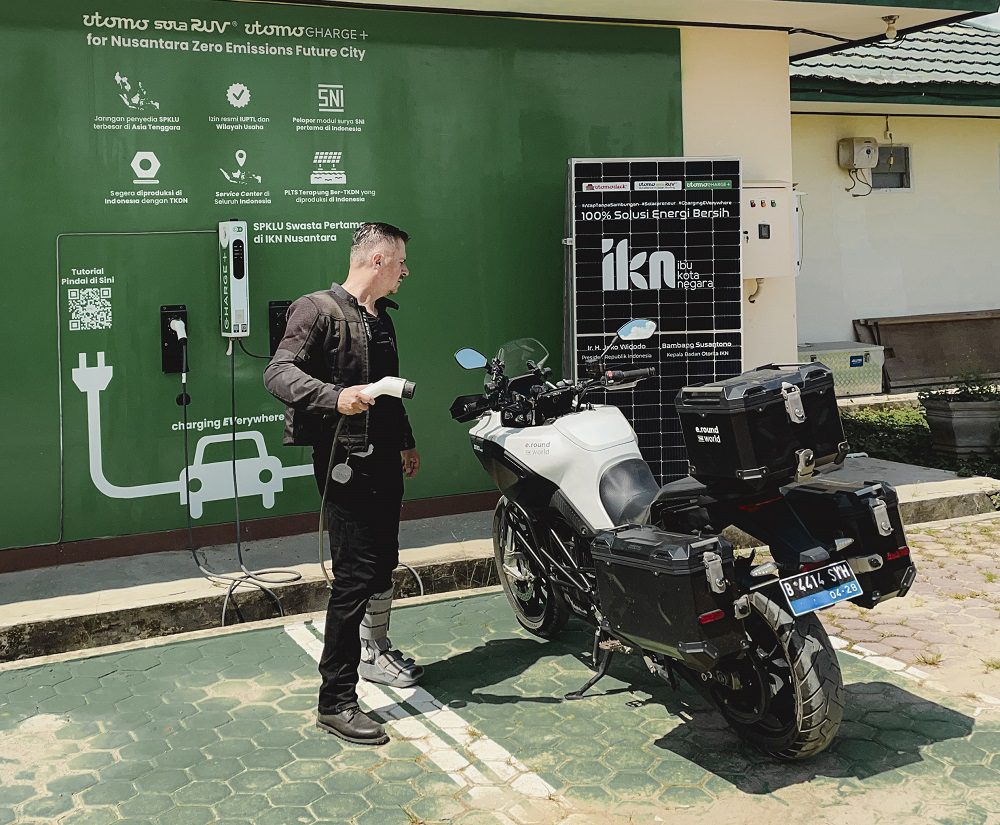 Roman Nedielka 20 Negara, 10 bulan dan 1 Motor Listrik