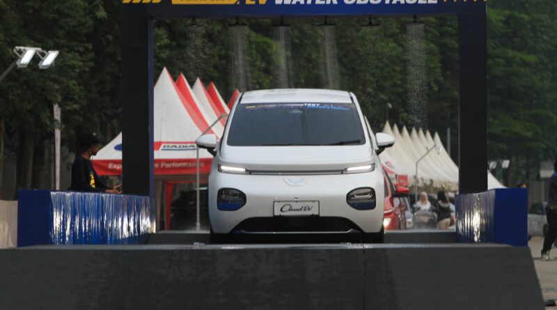 Wuling Cloud EV Tebar Pesona di GIIAS 2024, Siap Jadi Idola Baru!