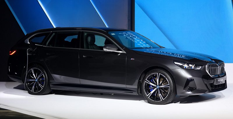 BMW i5 Touring, Sedan Listrik Akselerasi 100 kmjam hanya butuh 6,1 detik Saja