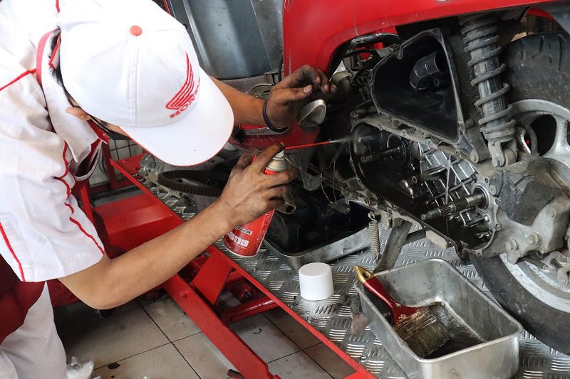 Bersihkan CVT Honda Scoopy Sendiri di Rumah
