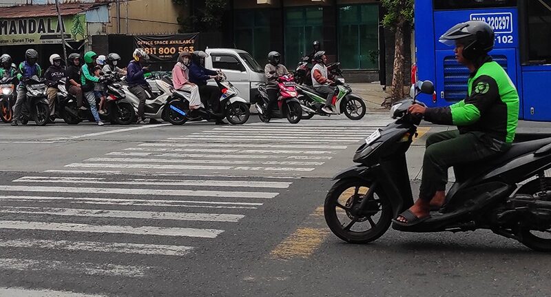 Meleng dari Marka, si Komo Lewat Bikin Macet