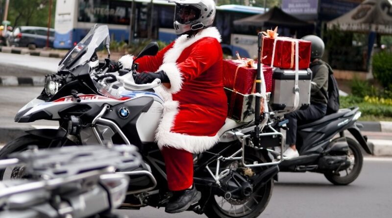 BMW Motorrad Indonesia Sunmori Bagi-Bagi Sembako Nataru Dikawal SantaClaus