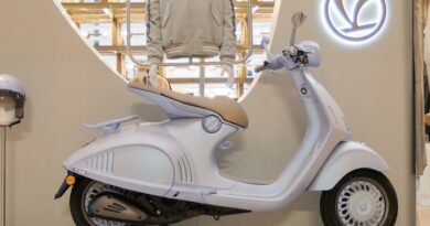 Vespa 946 Snake Sambut Tahun Ular 2025