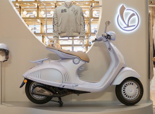 Vespa 946 Snake Sambut Tahun Ular 2025