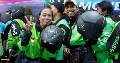 AOC Bagi-Bagi Helm Gratis untuk Ojek, Berbagi Keren Ramadhan