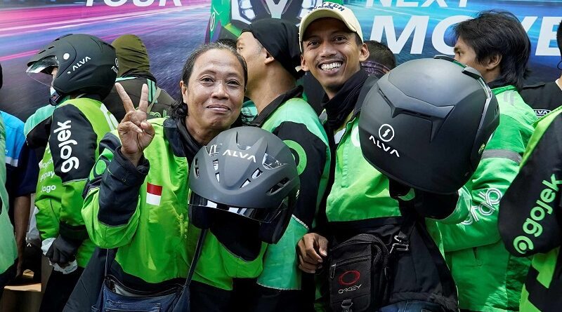 AOC Bagi-Bagi Helm Gratis untuk Ojek, Berbagi Keren Ramadhan