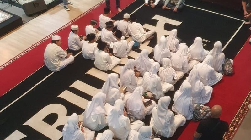 Bikers Triumph Indonesia Colabs MBI Jakarta Ngabuburit Bareng 50 Snak Yatim Al Ahyar Kemang