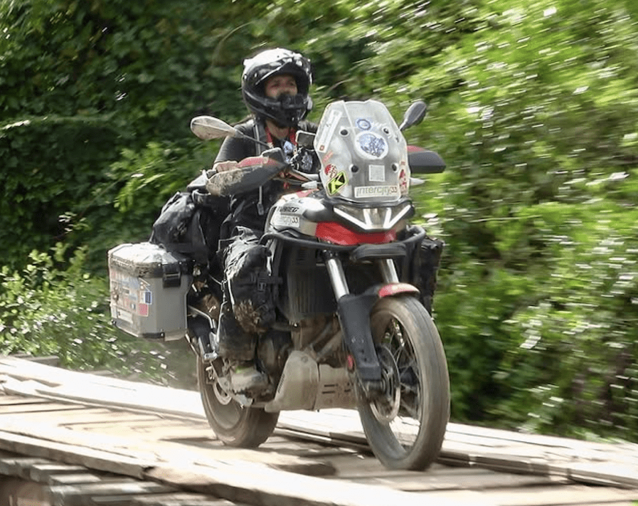 Perempuan Turki Ini Jelajah Dunia Bareng Aprilia Tuareg 660 Sendirian