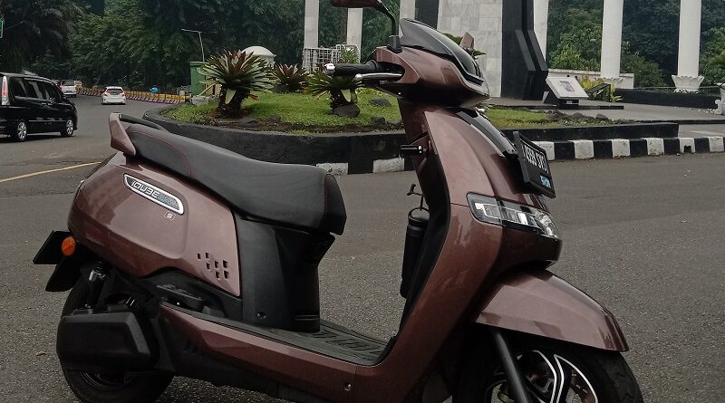 Turing Pakai Motor Listrik TVS IQube S Jakarta-Ciloto No Worry, Hujan Turunan Licin Smooth Banget