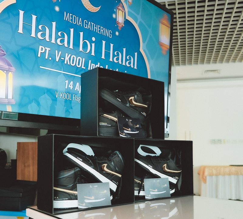 Sepatu Custom VKOOL Desain Mr. Simply Jadi Saksi 30 Tahun Eksis Kaca Film Nasional