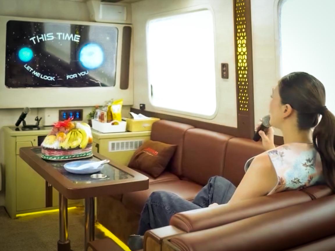 Luna Maya  Naik Bus Juragan 99 Trans Terasa Pindah Apartemen