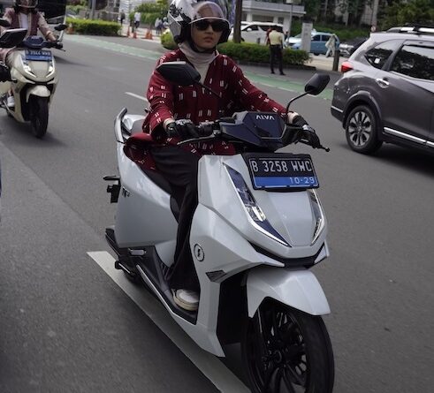 Preman Dilarang Naik Motor Listrik Ini, Cewek Only