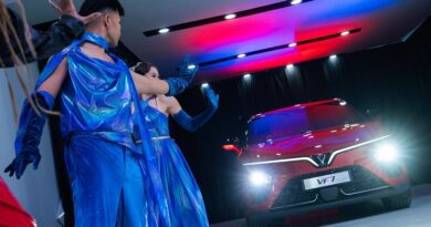 Vinfast VF 7 Berani Garansi 10 Tahun Plus Gratis Charge di GIIAS 2025