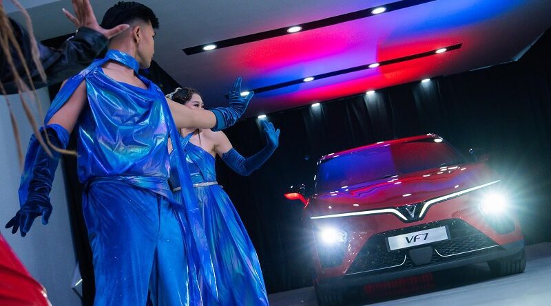 Vinfast VF 7 Berani Garansi 10 Tahun Plus Gratis Charge di GIIAS 2025