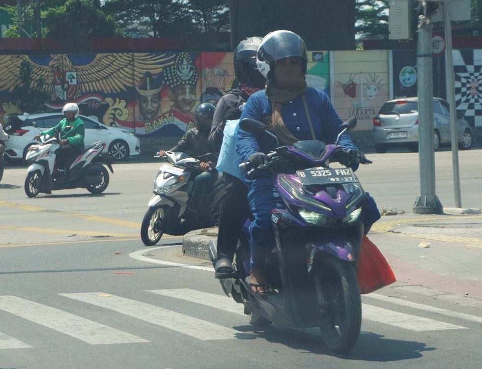 Naik Matic Aman dan Stylish, 5 Tips Khusus Buat Cewek