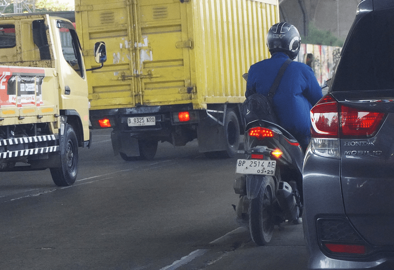 Waspada Blind Spot Saat Riding dan Ini Trik Amannya
