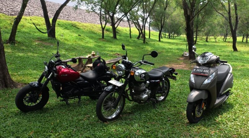 3 Motor, 1 Tujuan. Nekat Nerabas Hujan Deras Menuju Dago