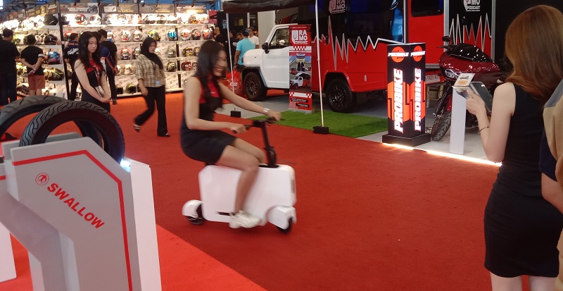 Aksi Gambut SPG Swallow Coba Koper Berjalan Milik Probike