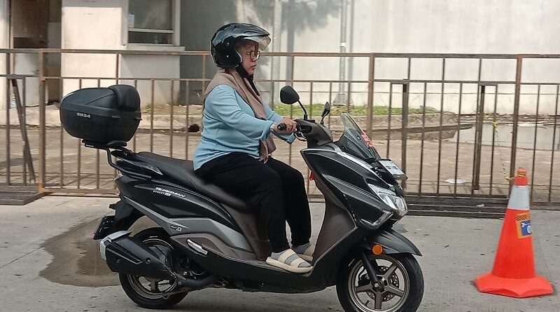 Emak-emak Naik Suzuki Brugman Cocok Juga Nih Buat Ke Pasar