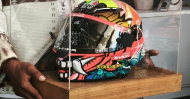 Lelang Helm AGV Bertanda Tangan Valentino Rossi