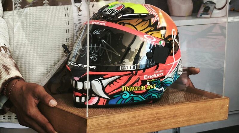 Lelang Helm AGV Bertanda Tangan Valentino Rossi