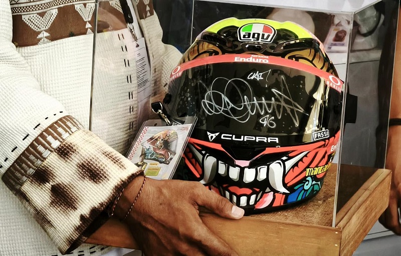Lelang Helm AGV Bertanda Tangan Valentino Rossi