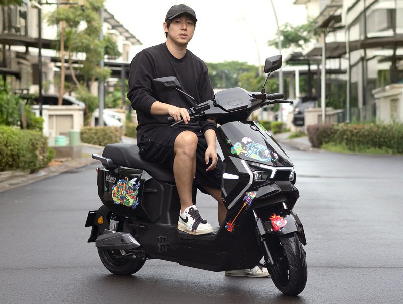 Ofero Stareer 3 Lit Brilliant Black Bomb Stiker By WD.Willy