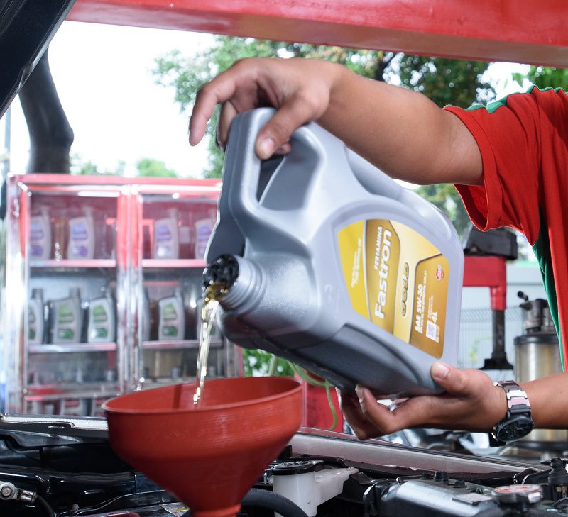 4 Tanda Oli Mesin Mobil Wajib Diganti, Nomer 2 Pas Macet Bahaya