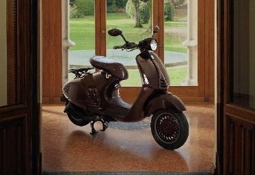 Vespa 946 Horse Pakai Jok Kulit Klasik Premium Buatan Seniman Itali