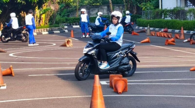 4 Cara Safety Riding ala Kartini
