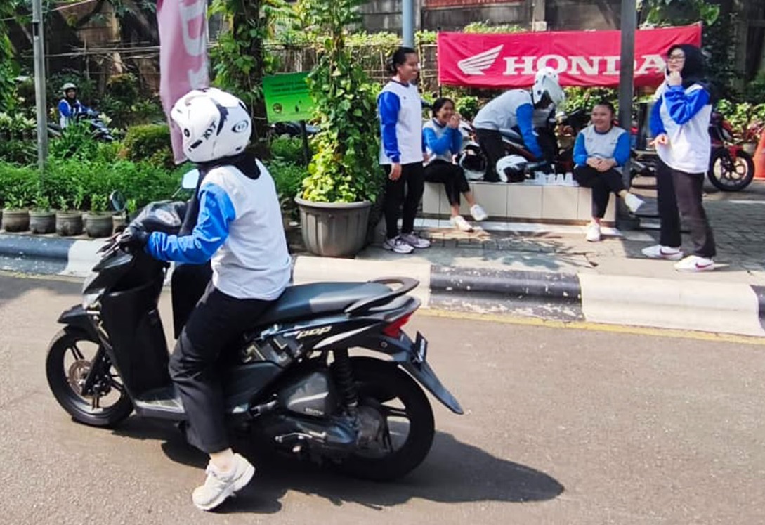 4 Cara Safety Riding ala Kartini