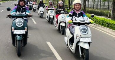 Cantiknya Kartini Naik Scoopy