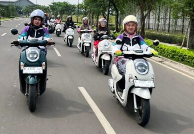 Cantiknya Kartini Naik Scoopy