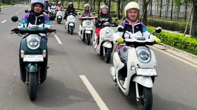 Cantiknya Kartini Naik Scoopy
