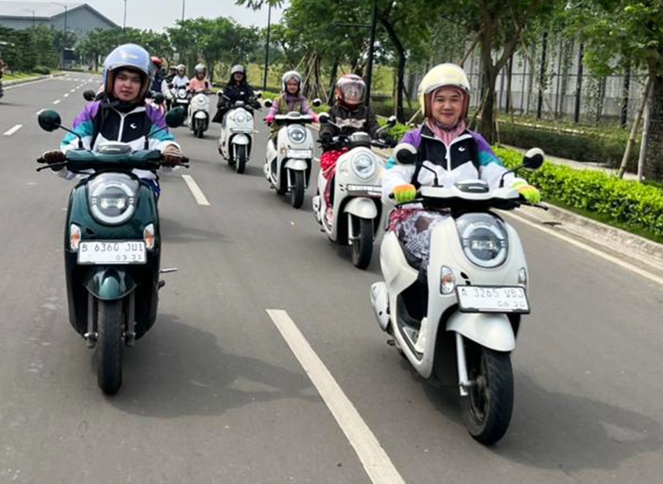 Cantiknya Kartini Naik Scoopy