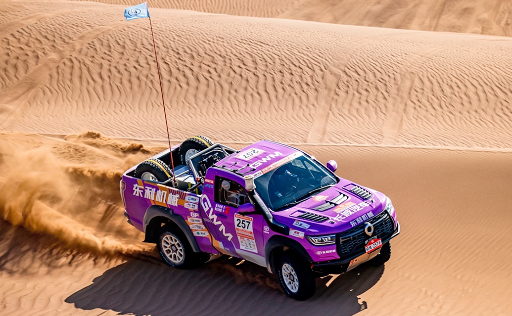 SUV Hybrid Ini Bandel, Gurun Kumtag di Taklimakan Rally 2026 Dilibas