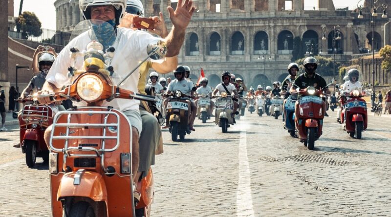 Vespa-Vespa Cantik Menyerbu Roma