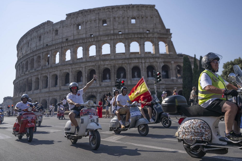 Vespa-Vespa Cantik Menyerbu Roma