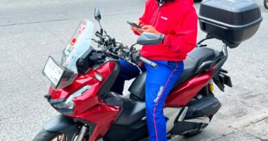 5 Cara Biker Ganteng Pakai HP Saat Naik Motor