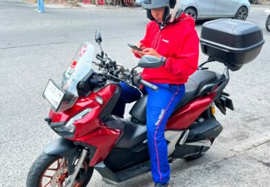 5 Cara Biker Ganteng Pakai HP Saat Naik Motor